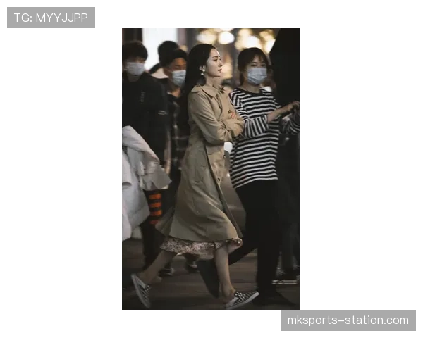 杨千霖一到机场像要拍大片，转身却戴着塑料拖鞋，这反差真让人笑抽